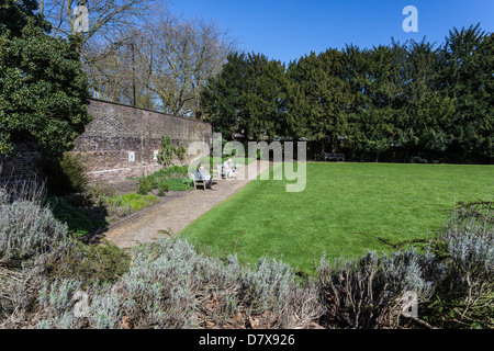 Visitatori Senior godendo di un pomeriggio soleggiato a Kitchen Garden, Kenwood, Hampstead Heath, London, England, Regno Unito Foto Stock