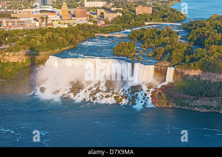 Vista aerea su di noi le Cascate del Niagara dal ponte di osservazione di Skylon Tower, Niagara Falls, Ontario, Canada. Foto Stock