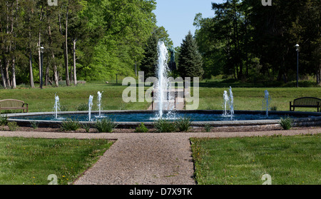 Riflettendo wading pool con sette riprese le fontane di acqua in un bel parco di impostazione. Foto Stock