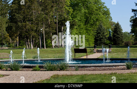 Riflettendo wading pool con sette riprese le fontane di acqua in un bel parco di impostazione. Foto Stock