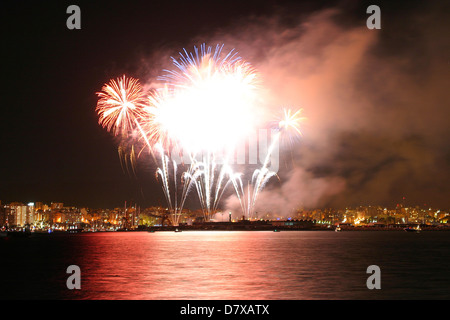 Fuochi d'artificio su Palma de Mallorca la porta per celebrare le festività locali di San Sebastian Foto Stock