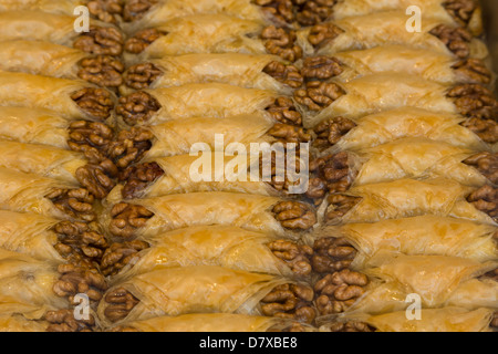 Il baklava in noce per la vendita, Istanbul, Turchia Foto Stock