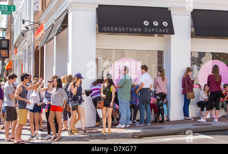 WASHINGTON, DC, Stati Uniti d'America - Persone allineando per Georgetown Cupcake shop all'angolo di M e xxxiii strade di Georgetown. Foto Stock