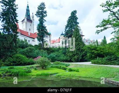 Pruhonice Castle park estiva con vista lago a Praga, Repubblica Ceca. È stata fondata nel XII secolo. Foto Stock