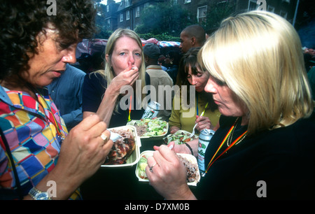 Per coloro che godono di cibo al carnevale di Notting Hill, West London, Regno Unito. 1998. Foto Stock