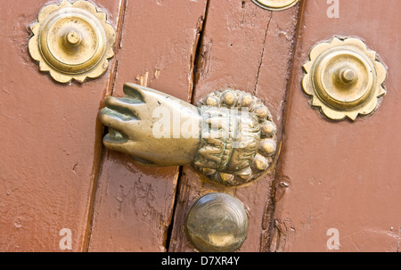 Porta a mano respingente sulla casa in la Juderia ex quartiere ebraico Cordoba Andalusia Andalusia Spagna Europa Foto Stock