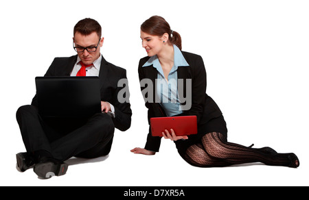 Giovane Azienda giovane che condividono uno il loro lavoro sui loro laptop mentre seduto contro uno sfondo bianco. Foto Stock