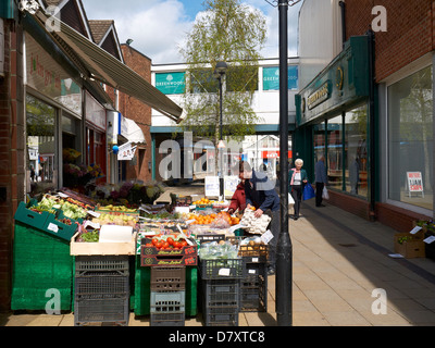 La frutta e la verdura shop,Weaver Square a Northwich CHESHIRE REGNO UNITO Foto Stock