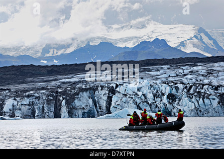 I turisti in una barca di gomma al ghiacciaio Joekulsarlon Laguna, a sud dell'Islanda Foto Stock