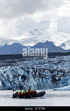 I turisti in una barca di gomma al ghiacciaio Joekulsarlon Laguna, a sud dell'Islanda Foto Stock