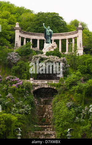 Ungheria Gellert Hill St Gellert statua scultura di Gyula Jankovits del Vescovo martire xi secolo Patrono di Budapest Foto Stock