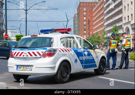 Budapest Ungheria Grande Sinagoga Zsinagoga Rendorseg auto della polizia donna uomo protezioni di guardia sentry sentinelle blocco stradale Foto Stock