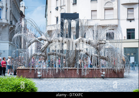 Budapest Ungheria Grande Sinagoga Zsinagoga Memoriale dell Olocausto costruito 1991 Fondo di parte Tony Curtis lascia inscritto in metallo nome i nomi dei tag Foto Stock