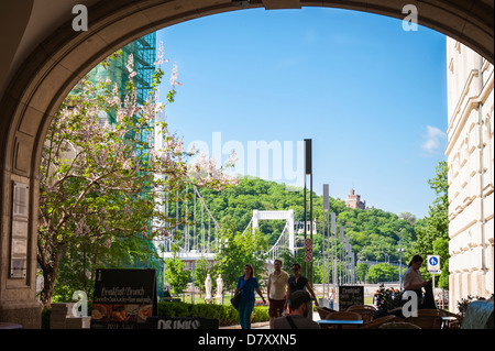 Budapest Ungheria Gellert Hill Elizabeth Bridge Erzsebet Hid Pest arch archway marciapiede sidewalk cafe St Gellert statua scultura vescovo martire patrono Foto Stock