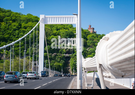 Ungheria Gellert Hill St Gellert statua scultura vescovo martire patrono di Budapest il ponte Elisabetta Erzsebet Hid Foto Stock