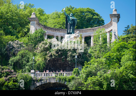 Ungheria Gellert Hill St Gellert statua scultura di Gyula Jankovits del Vescovo martire xi secolo patrono di Budapest Foto Stock