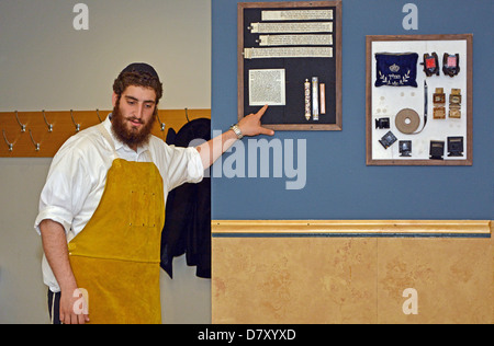 I figli piccoli di ottenere una lezione di come Torahs sono realizzati presso il Jewish il museo dei bambini in Crown Heights, Brooklyn, New York Foto Stock