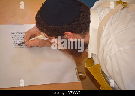 I figli piccoli di ottenere una lezione di come Torahs sono realizzati presso il Jewish il museo dei bambini in Crown Heights, Brooklyn, New York Foto Stock