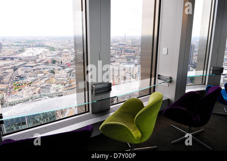 Vista dalla vertigine 42 bar nella torre 42, City of London, Londra, Inghilterra Foto Stock