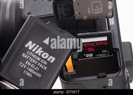 Nikon 1 V2 compatta fotocamera mirrorless - ultra piccolo sistema. La batteria e la memory card. Foto Stock