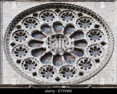 Un rosone gotico della Cattedrale di Chartes, Francia Foto Stock