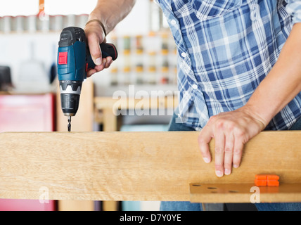 Uomo al lavoro in officina Foto Stock