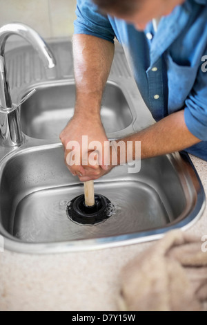 Plumber ripulimento lavello da cucina Foto Stock