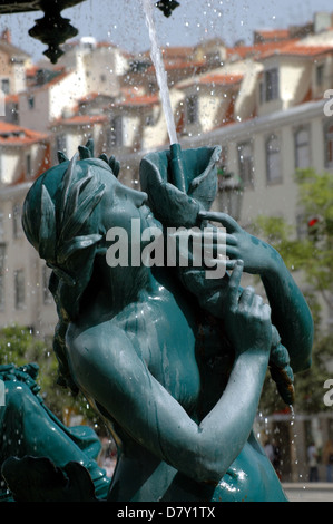 Dettaglio della fontana nella piazza Rossio formalmente chiamata Praca de Dom Pedro Lisbona Portogallo Foto Stock