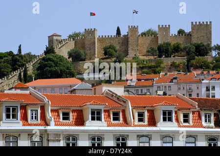 Vista del Moorish Sao Jorge Castelo o Saint George Castle occupa una comanda la collina che domina il centro storico di Lisbona in Portogallo Foto Stock