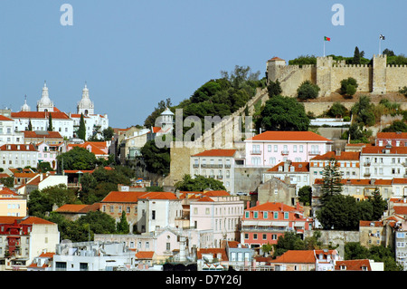 Vista del Moorish Sao Jorge Castelo o Saint George Castle occupa una comanda la collina che domina il centro storico di Lisbona in Portogallo Foto Stock