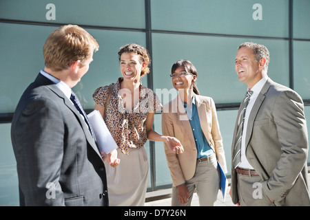 La gente di affari di parlare su una strada di città Foto Stock