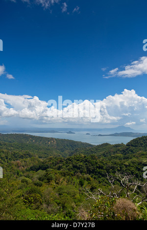 Vista sul Lago Taal dalla città di Tagaytay nelle Filippine Foto Stock