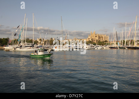 Palma International Boat Show 2013 - in barca da pesca nelle vicinanze del molo peschereccio passa Boat Show e Palma storica cattedrale gotica Foto Stock