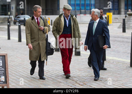 Westminster, Londra, Regno Unito. Il 15 maggio 2013. Leader UKIP Nigel Farage camminando con Alan Duncan MP e il ministro di Stato per lo sviluppo internazionale, in Westminster, Londra, Regno Unito .Credito: Jeff Gilbert /Alamy Live News Foto Stock