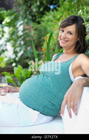 Donna incinta di relax all'aperto Foto Stock