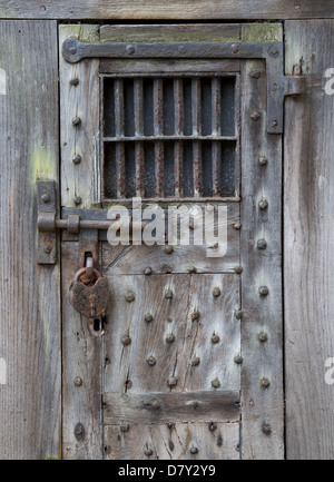 Vecchia cella di prigione porta in Warwick Foto Stock