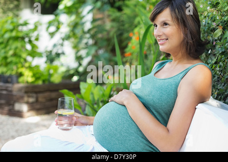 Donna incinta di relax all'aperto Foto Stock