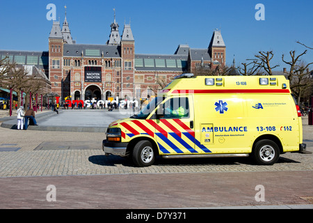 Ambulanza nella parte anteriore del Rijksmuseum, sul Museumplein, centro di Amsterdam, Olanda Foto Stock