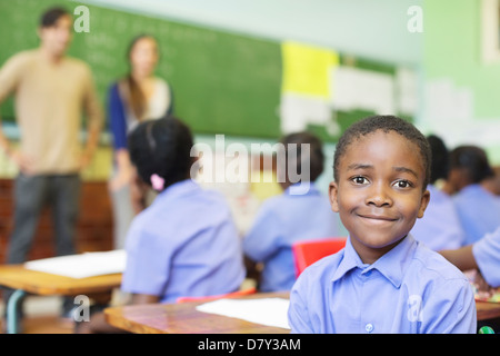 Studente sorridente in classe Foto Stock