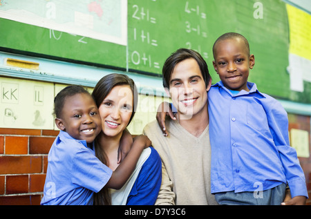 Gli insegnanti e gli studenti sorridente in classe Foto Stock