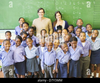 Gli studenti e gli insegnanti sorridente in classe Foto Stock