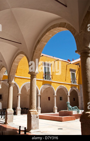 Cortile della Pousada do Convento da Graca, ex convento, oggi hotel, Tavira, Algarve, PORTOGALLO Foto Stock