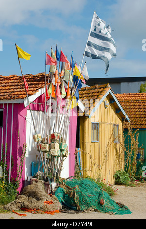 Una coppia di colorati capanne di pesca sull'Harbourside a chateau d'Oleron Harbour, Francia Foto Stock