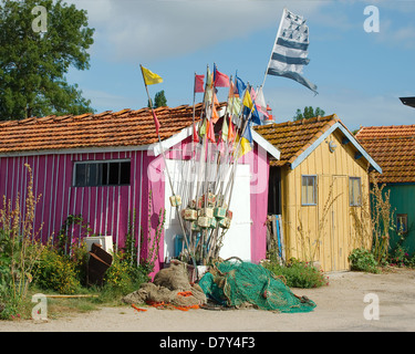 Pesca colorata capanne sulla ISL D'Oleron Harbour Foto Stock