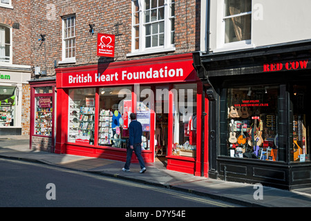 Negozio esterno di beneficenza della British Heart Foundation nel centro della città Goodramgate York North Yorkshire Inghilterra Regno Unito Gran Bretagna Foto Stock