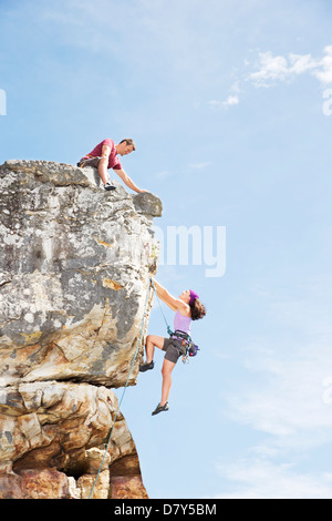 Gli alpinisti scala ripida roccia Foto Stock