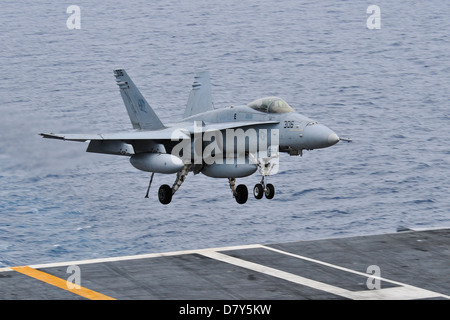 Un F/A-18C Hornet terre a bordo della USS Carl Vinson. Foto Stock