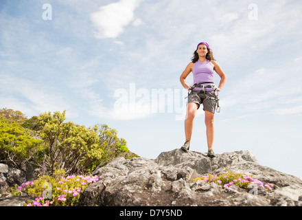 Scalatore permanente sulla collina rocciosa Foto Stock