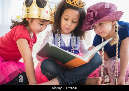 Le ragazze la lettura libro insieme Foto Stock