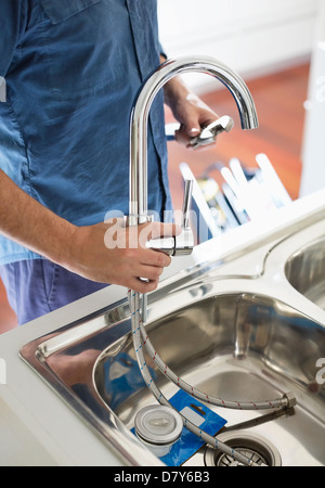 Lavoro idraulico sul lavello da cucina Foto Stock